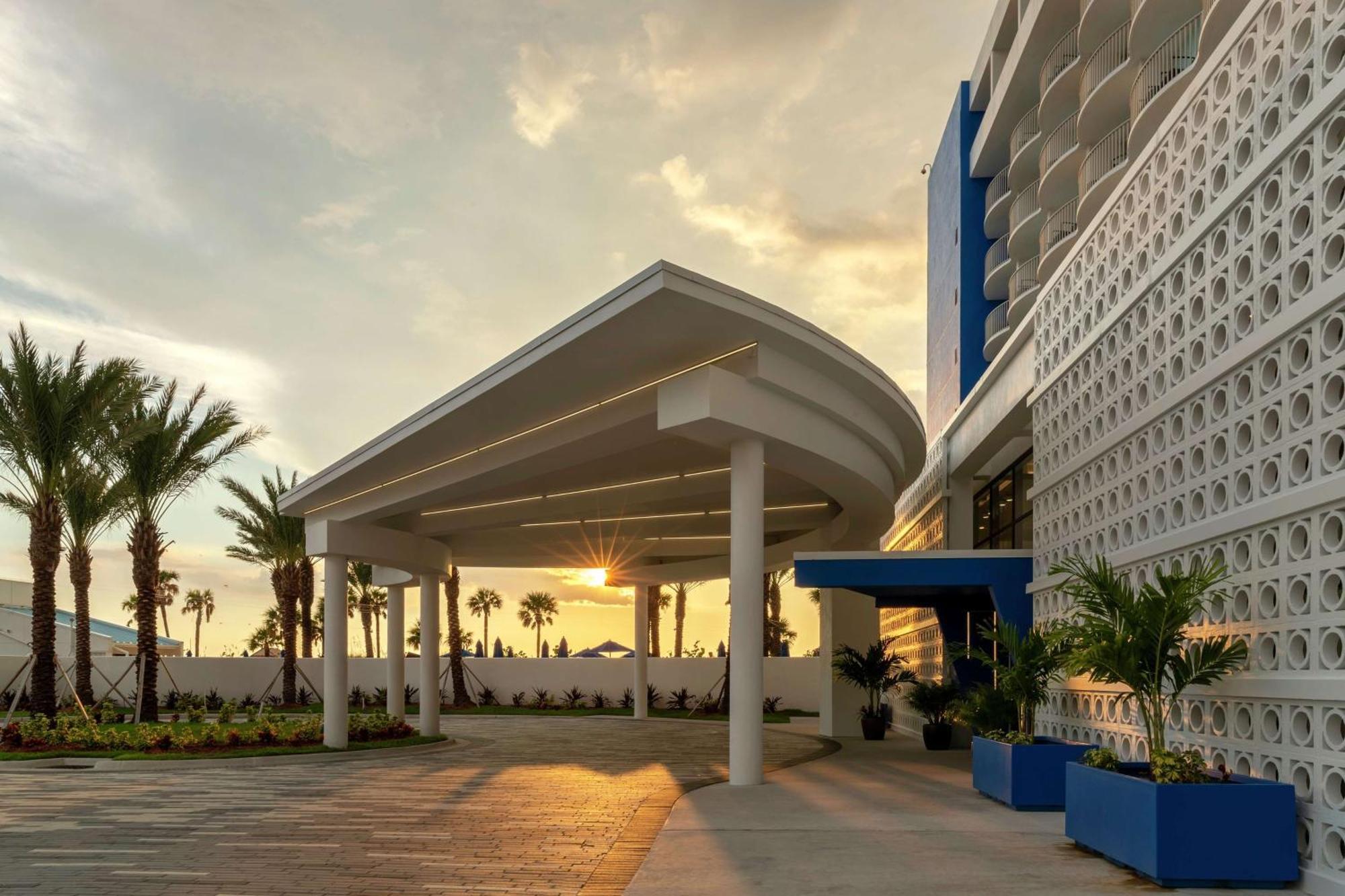 Hilton Clearwater Beach Resort & Spa Exterior photo